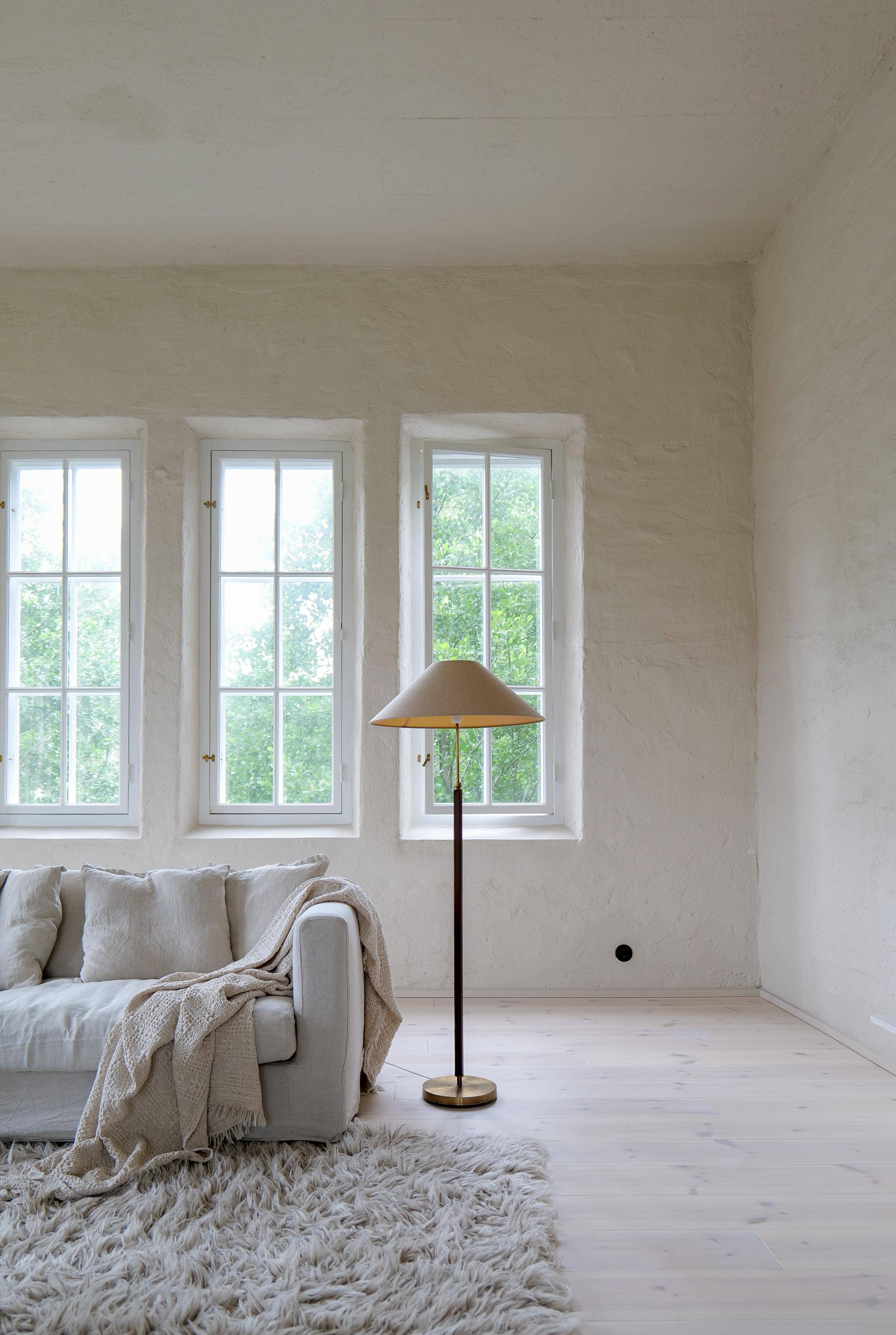 Lampadaire en cuir marron et laiton patiné du milieu du siècle par Falkenbergs Belysning, Suède, années 1960