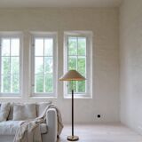 Lampadaire en cuir marron et laiton patiné du milieu du siècle par Falkenbergs Belysning, Suède, années 1960