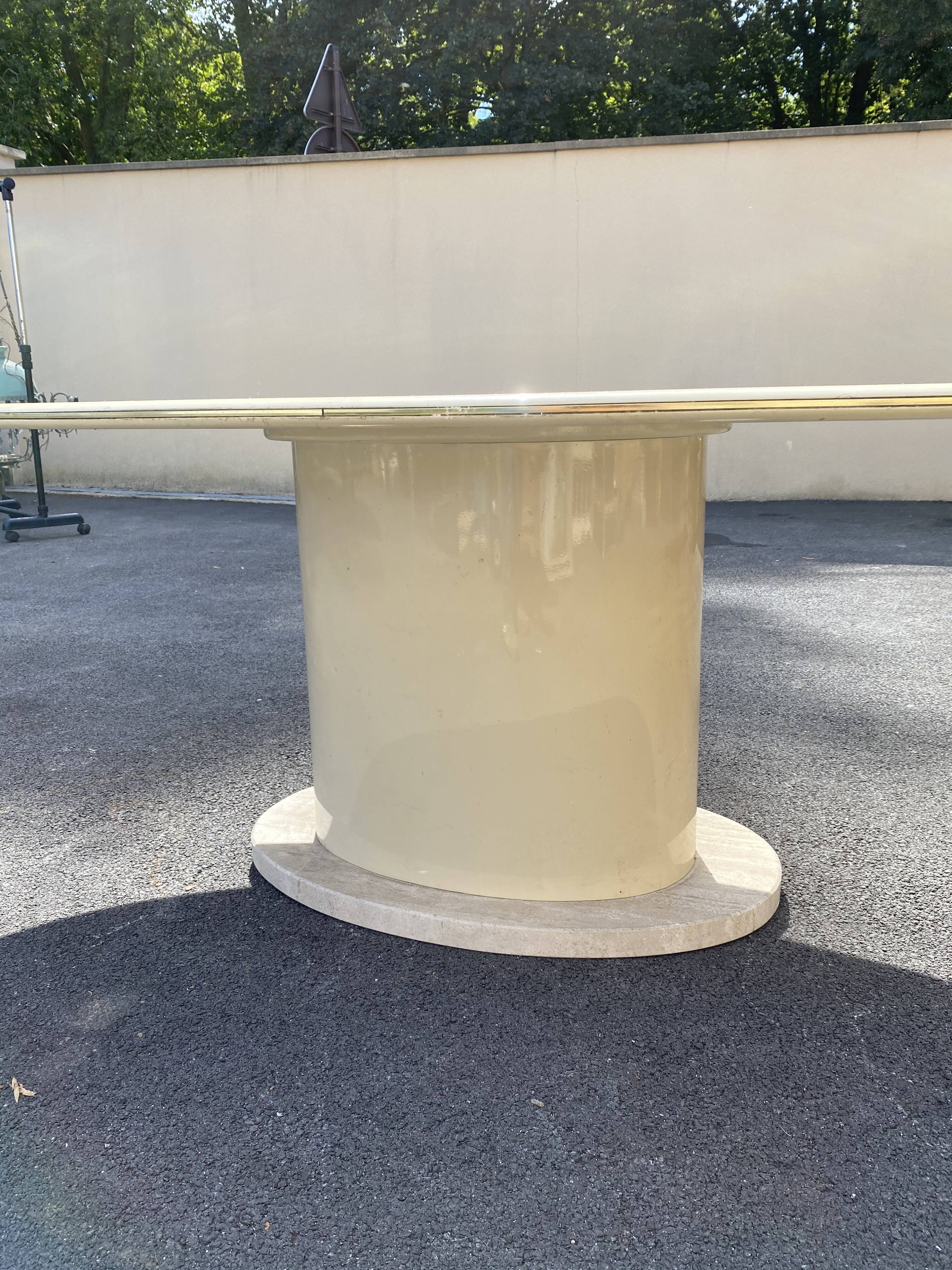 Oval table laned and travertine