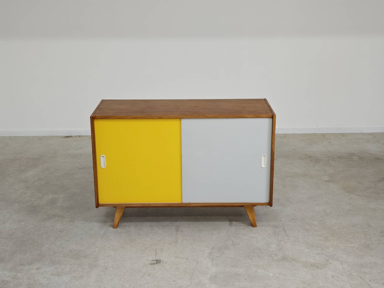 Buffet U-452 jaune et gris par Jiri Jiroutek pour Interier Praha 1960