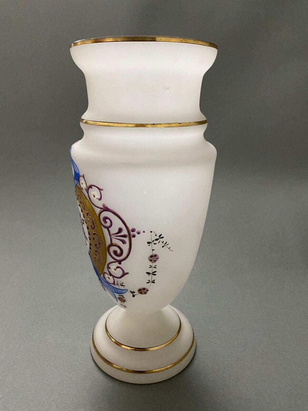 Vase en opaline decor emaille Louis XVI fin XIXe