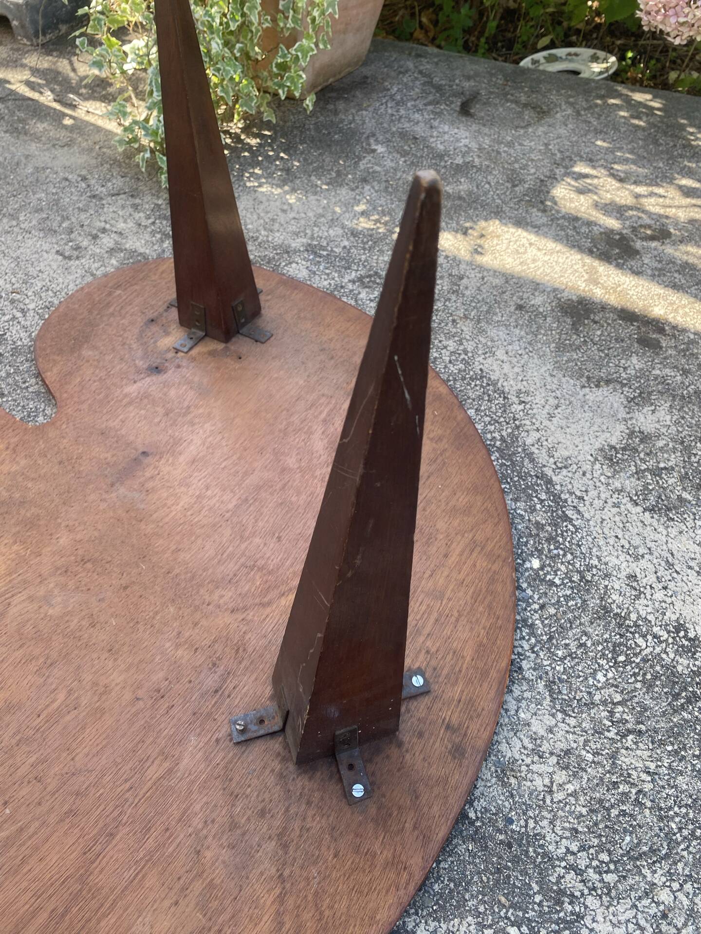 Mid-century coffee table with a palette shape and splayed legs.