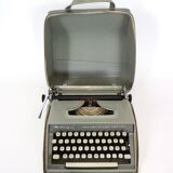 Remington travel-deter Deluxe typewriter with  case