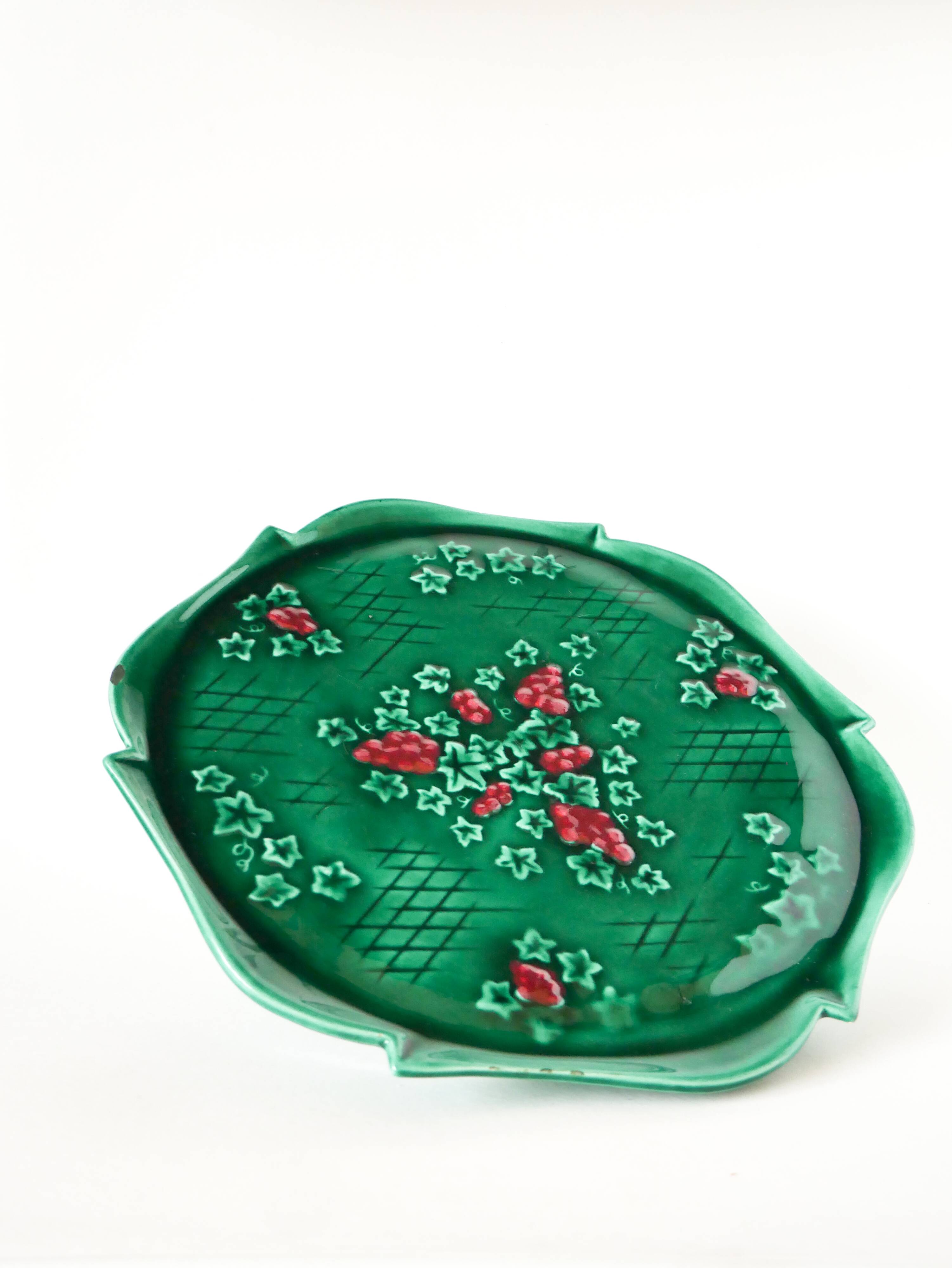grand plat à gâteaux en barbotine, Vert & Bordeaux, 1970