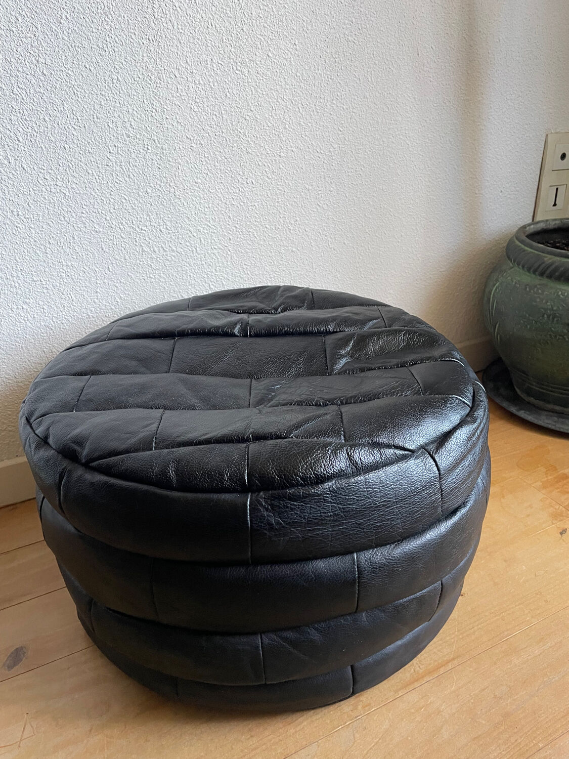 Patchwork black leather pouf de Sède