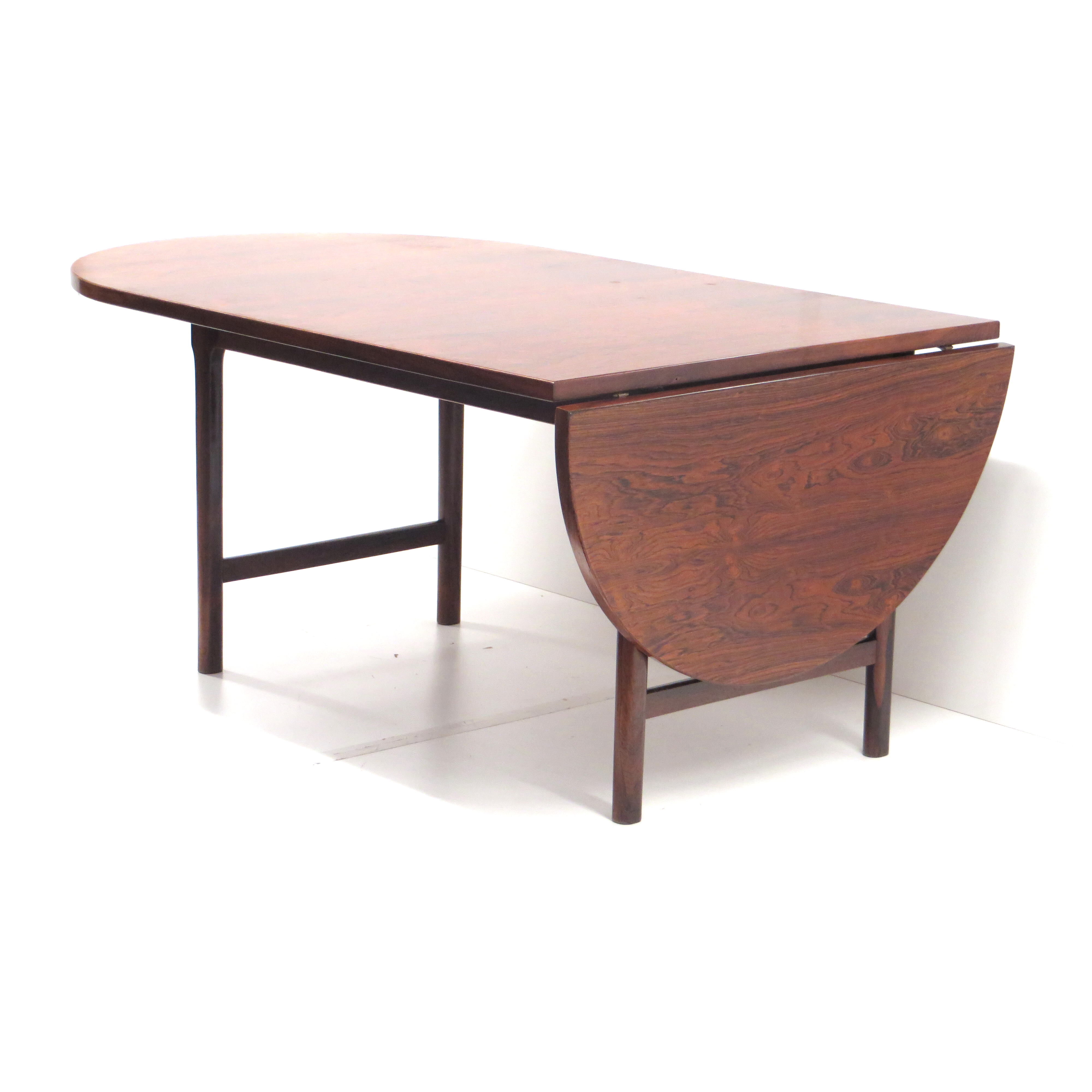 Oval vintage extendable dining table with wood grain