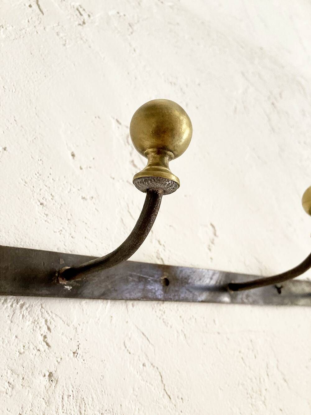 Wall-mounted coat rack with 4 hooks in metal and brass