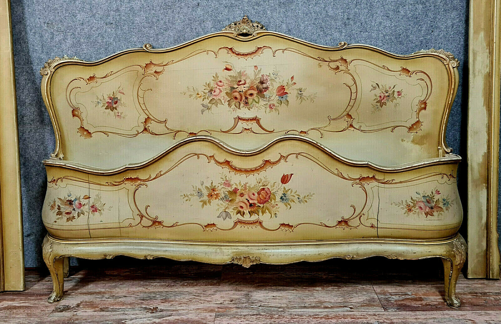 Lit corbeille Louis XV vénitien en bois laqué et polychrome vers 1900