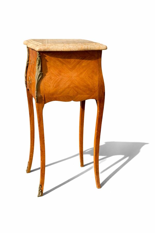 Paire de tables de chevet de style Louis XV avec plateau en marbre et marqueterie en noyer.