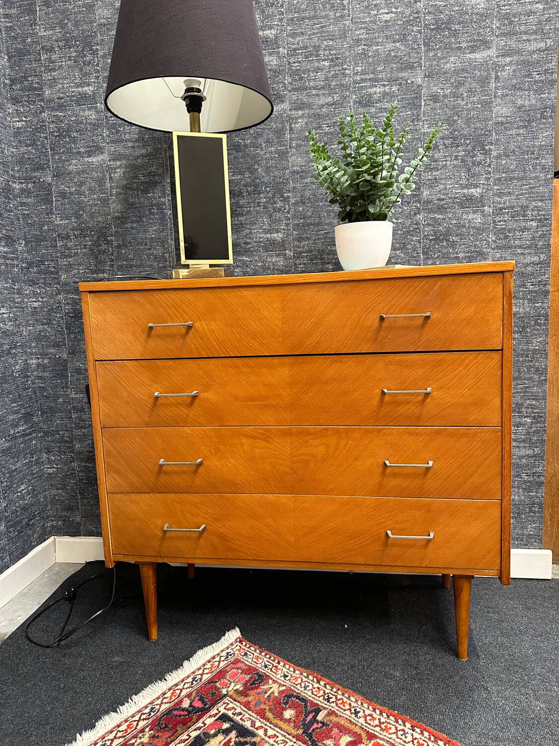 Commode vintage pieds fuseaux