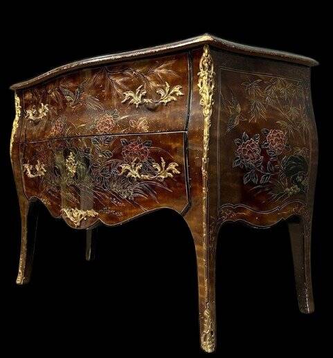 Commode sauteuse galbée en laque à décor Chinois époque début XXeme