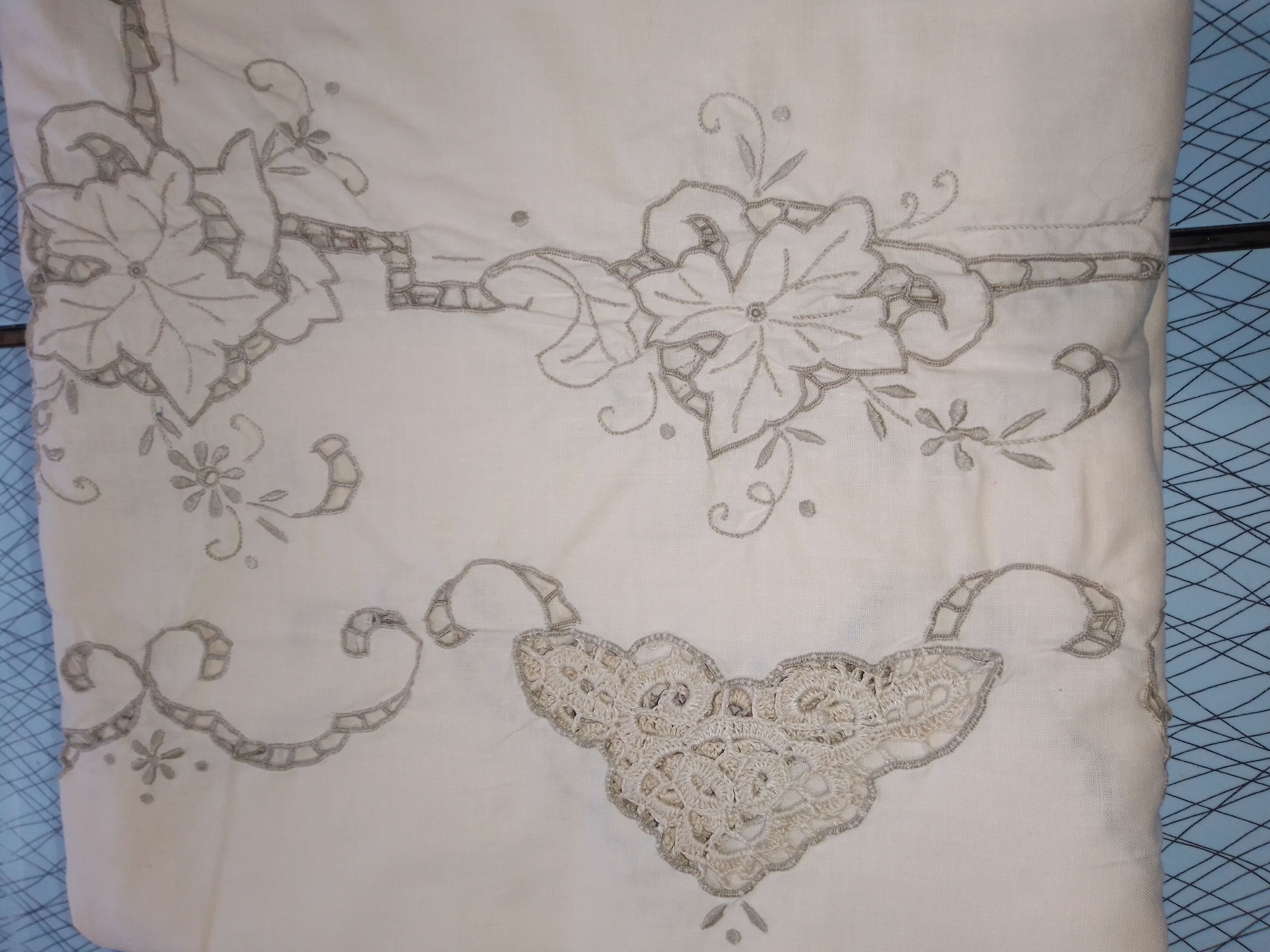 Set tablecloth and towels