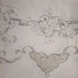 Set tablecloth and towels