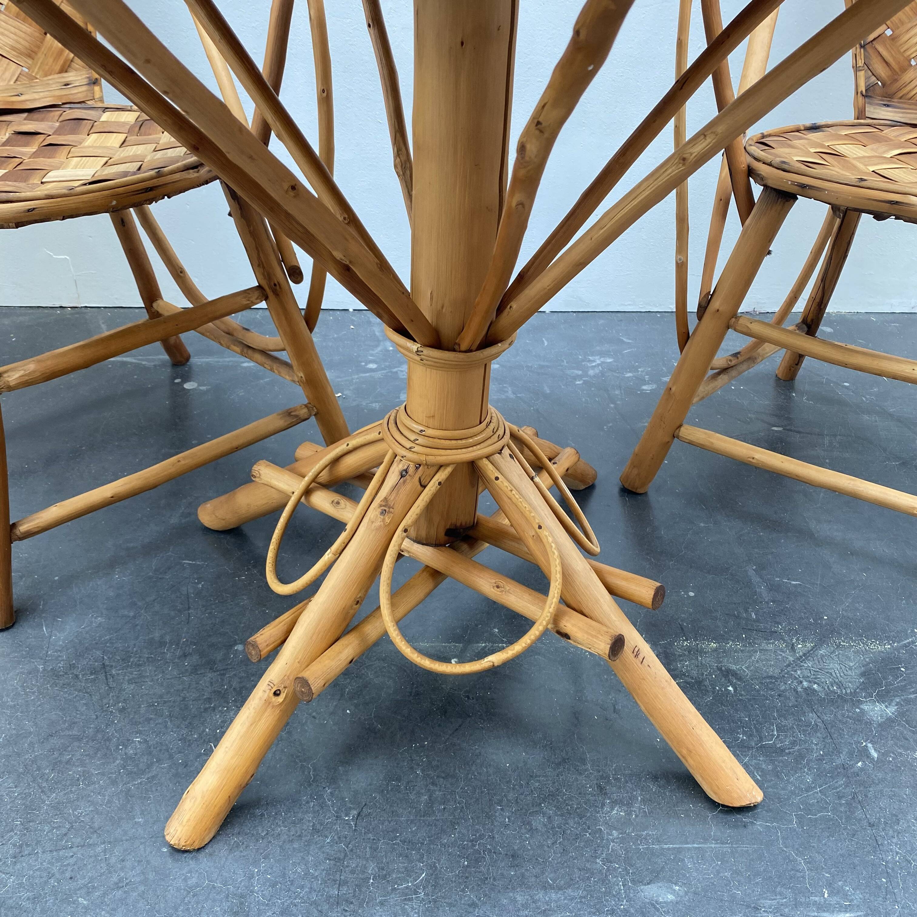 Ensemble composé d’une table et trois fauteuils en lamelles de châtaignier années 50/60