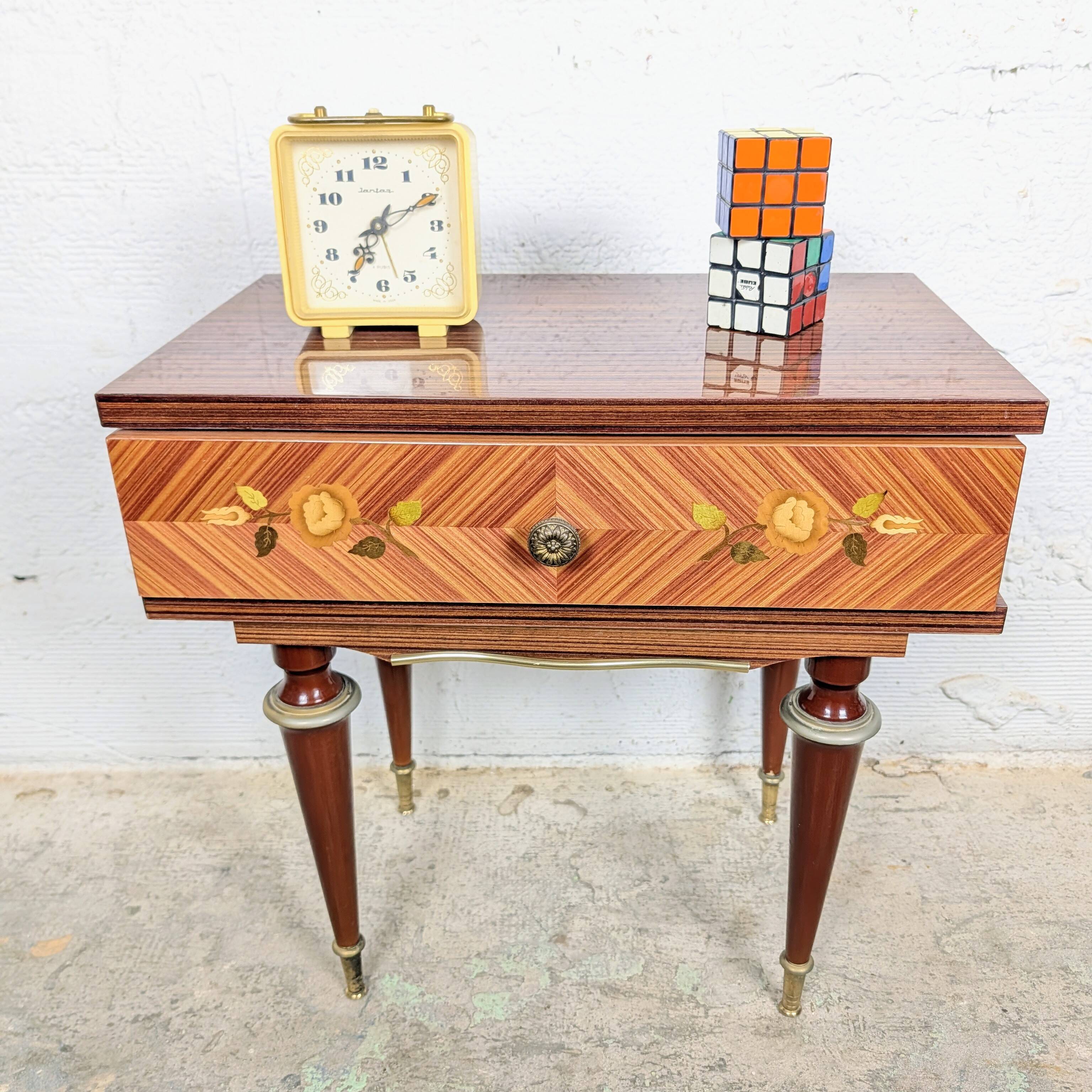 Table de chevet marqueterie fleurie et laiton