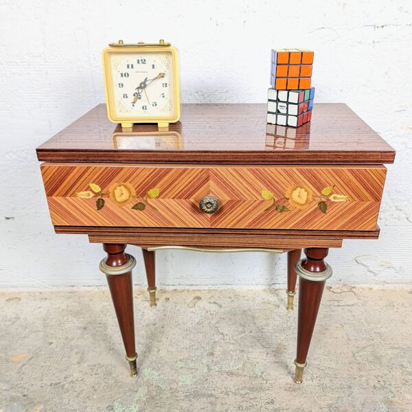 Table de chevet marqueterie fleurie et laiton