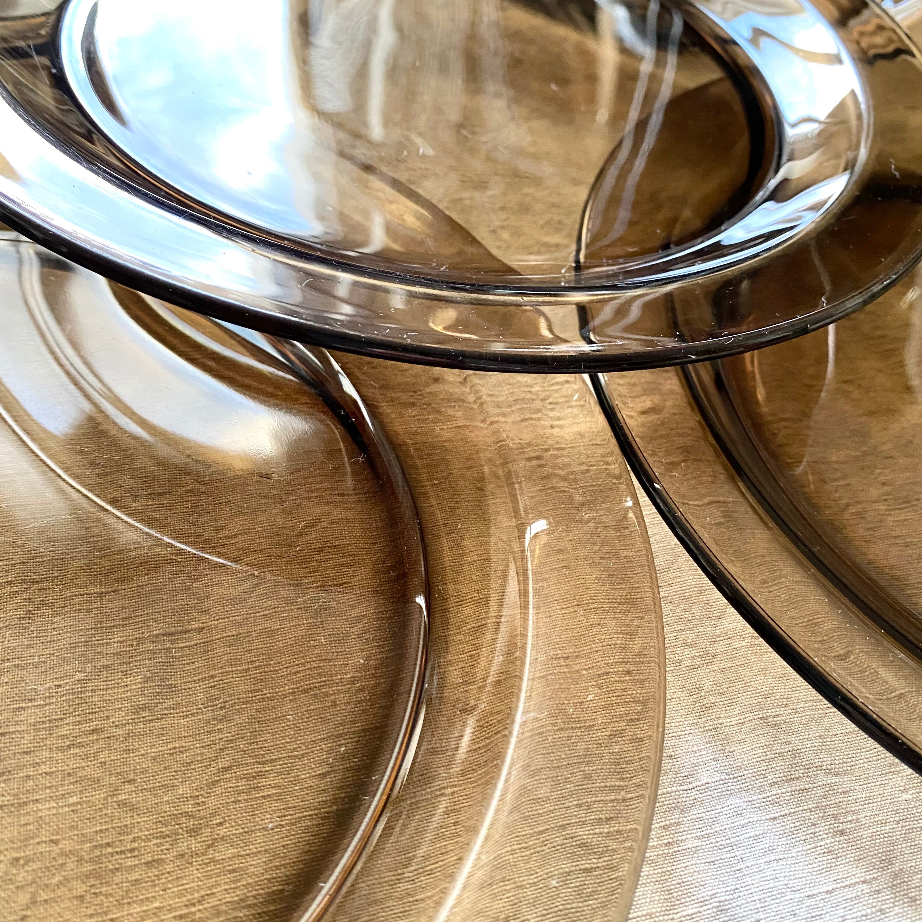 Assiettes plates Vereco en verre fumé