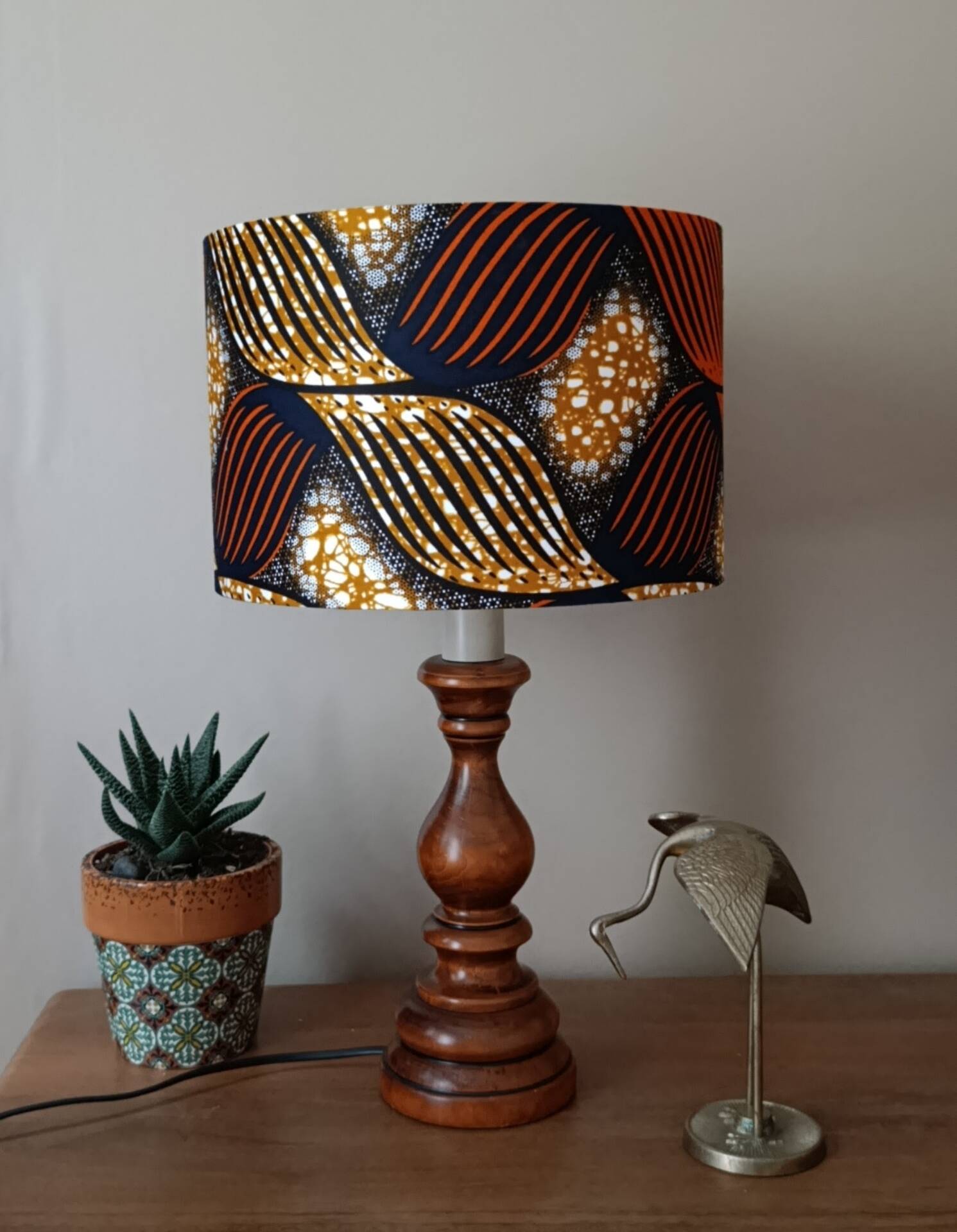 lampe bois tourné massif, imprimé wax ethnique