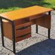 Bureau vintage en chêne blond piètement en bois noirci des années 50