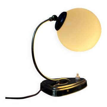 Applique murale ou lampe de bureau en verre opalin de style Art déco du milieu du siècle