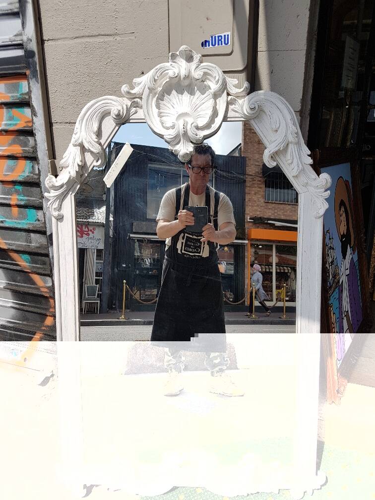 Baroque mirror in carved wood with a white patina.