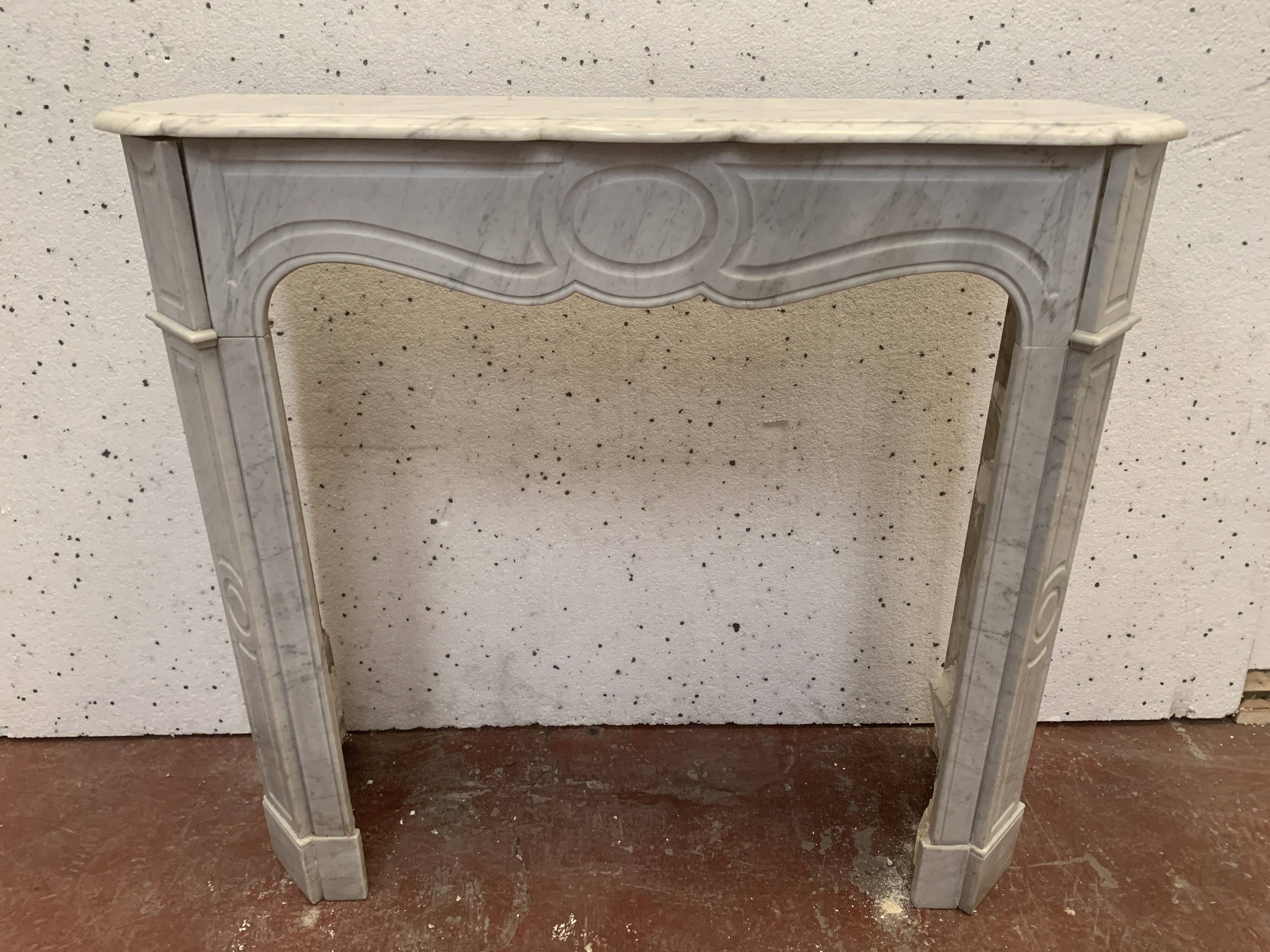 Cheminée de style Louis XV Model Pompadour Marbre blanc de Carrare XX siècle