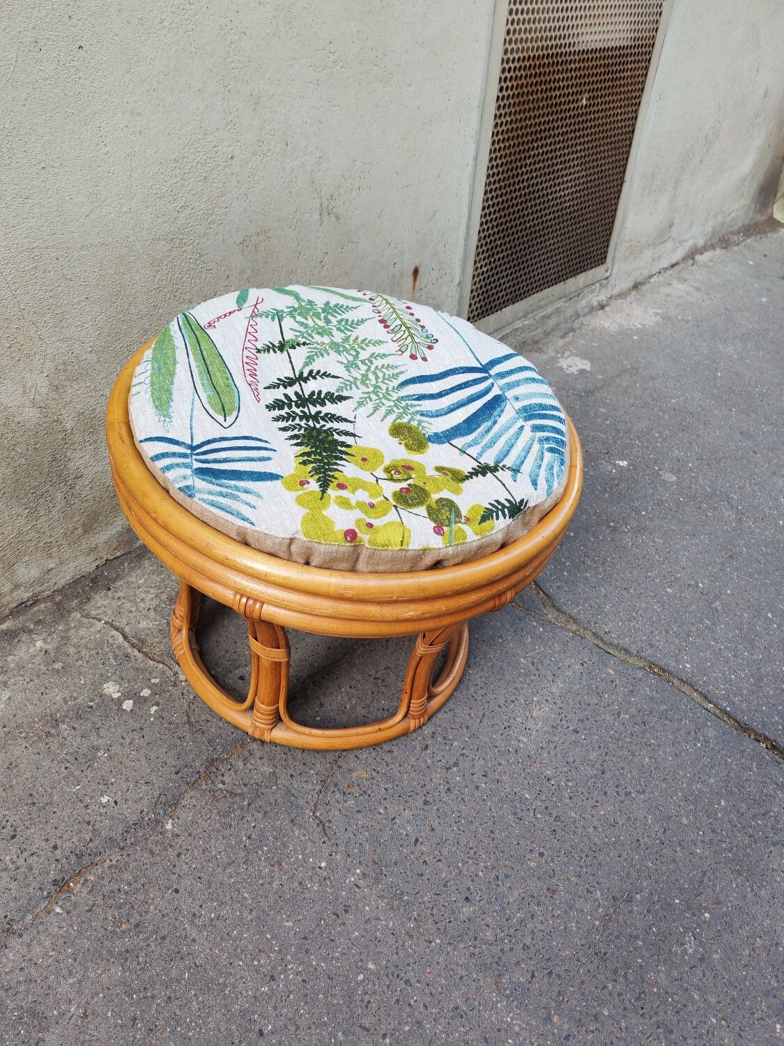 Vintage bamboo pouf
