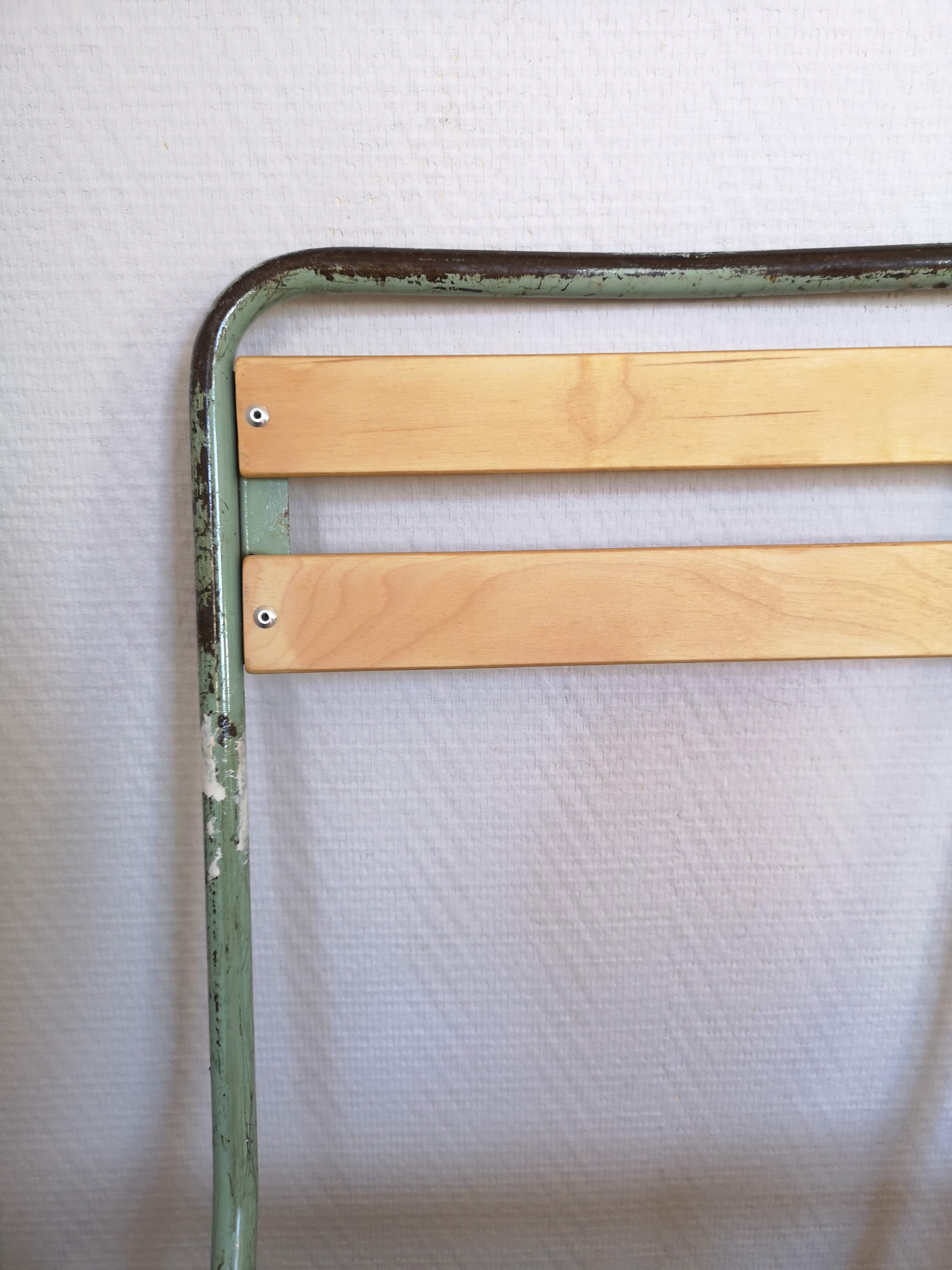 Set of 6 green folding chairs