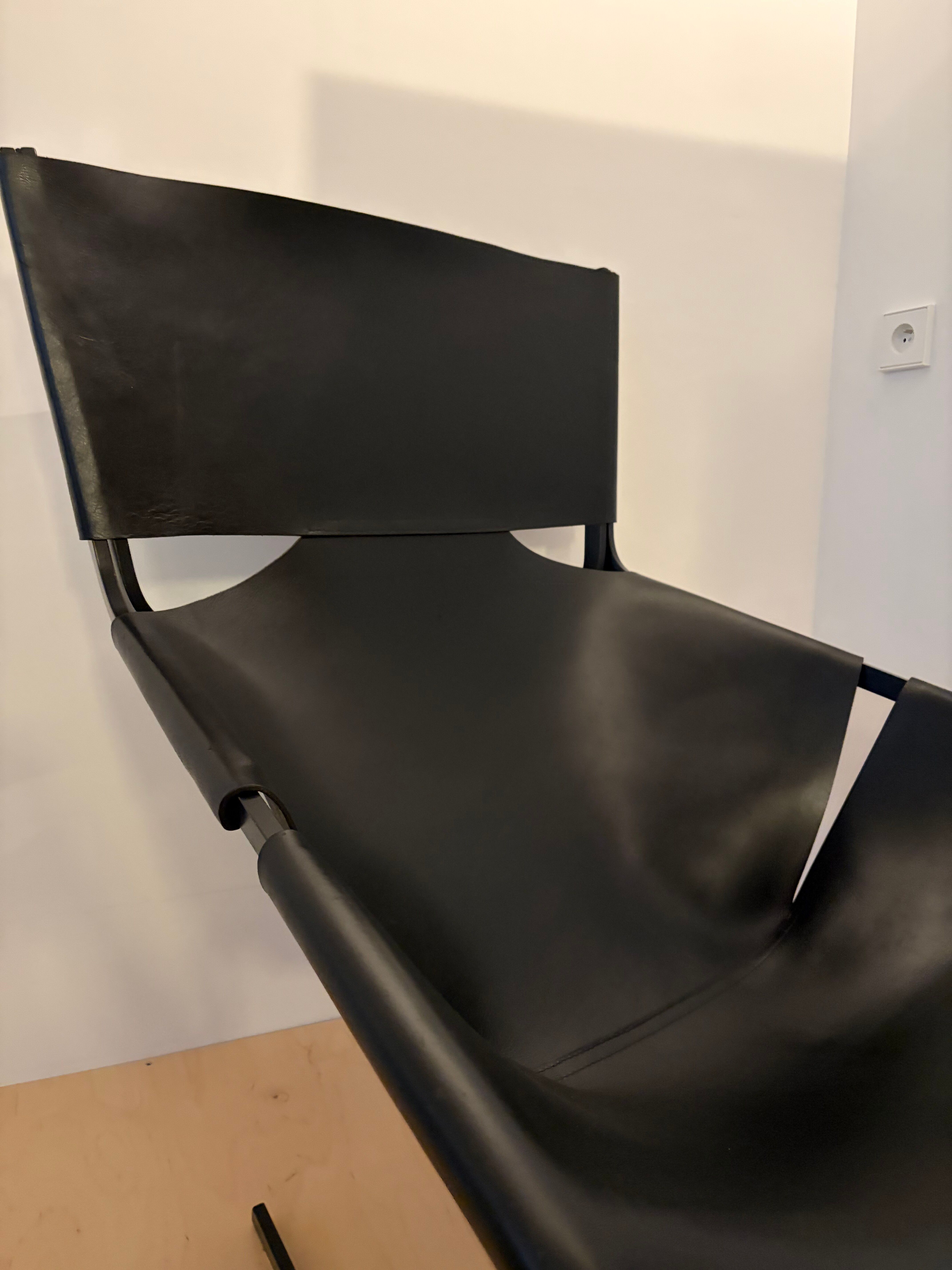 Fauteuil F444 Pierre Paulin pour Artifort Cuir Noir Piètement Métal La