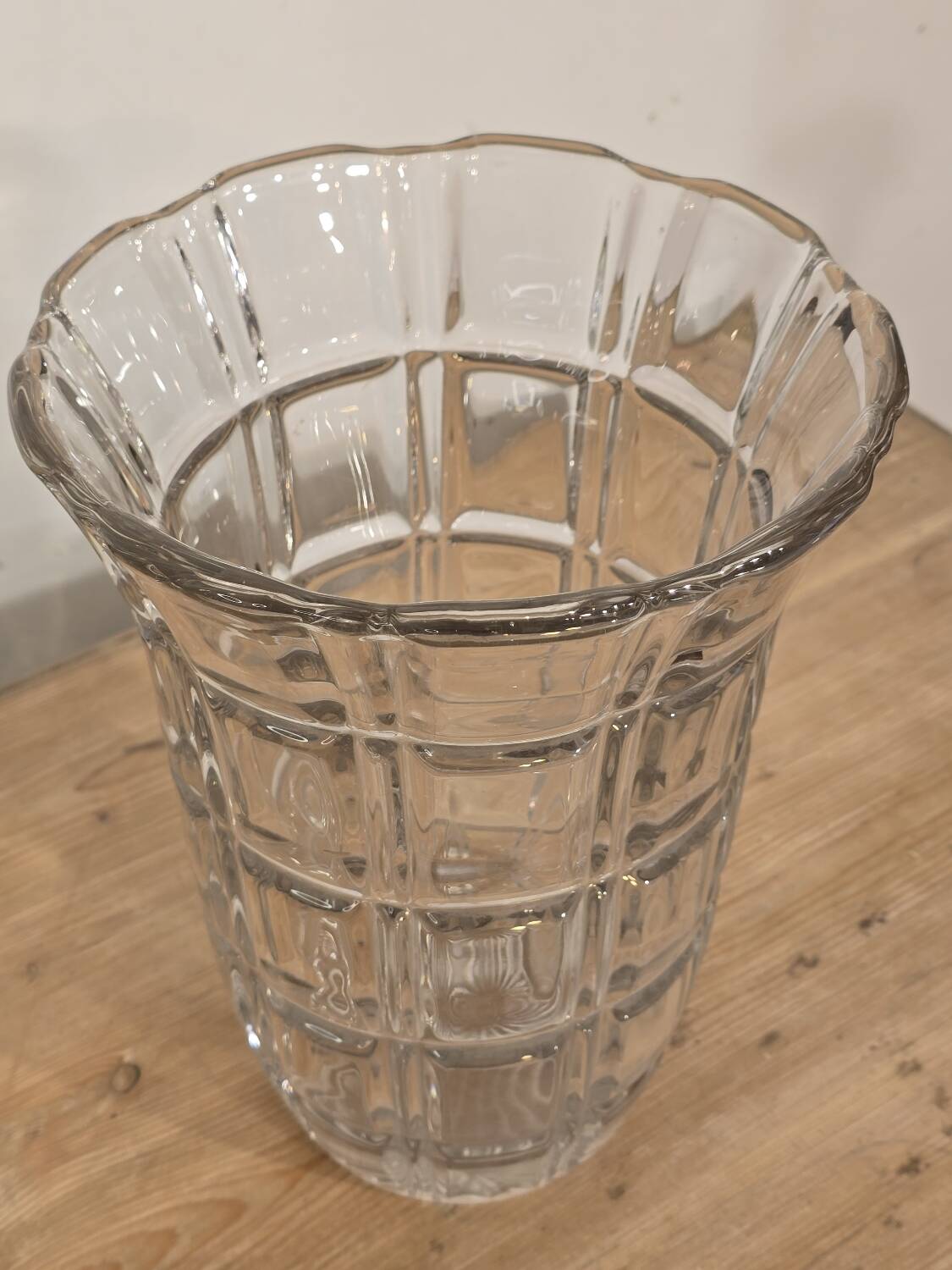 Large Art Deco vase in chiseled white crystal