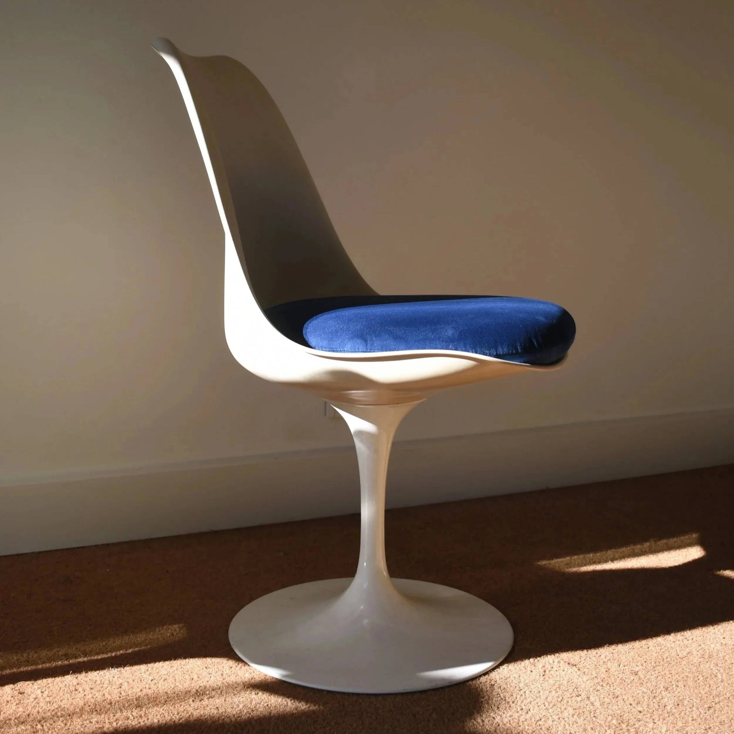 Tulip Chairs Eero Saarinen: set of three chairs