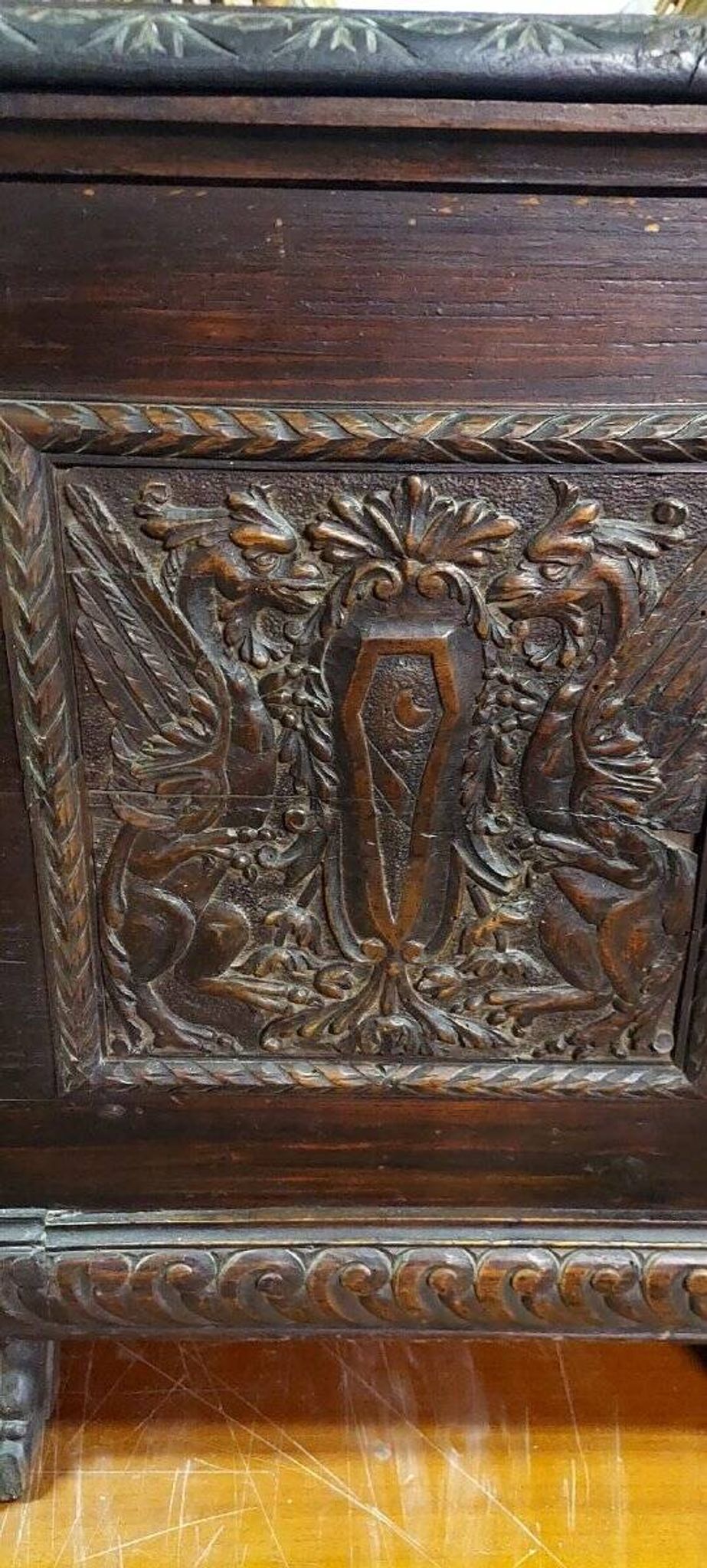 Small finely carved wooden chest, Renaissance style, 19th century, Tuscany