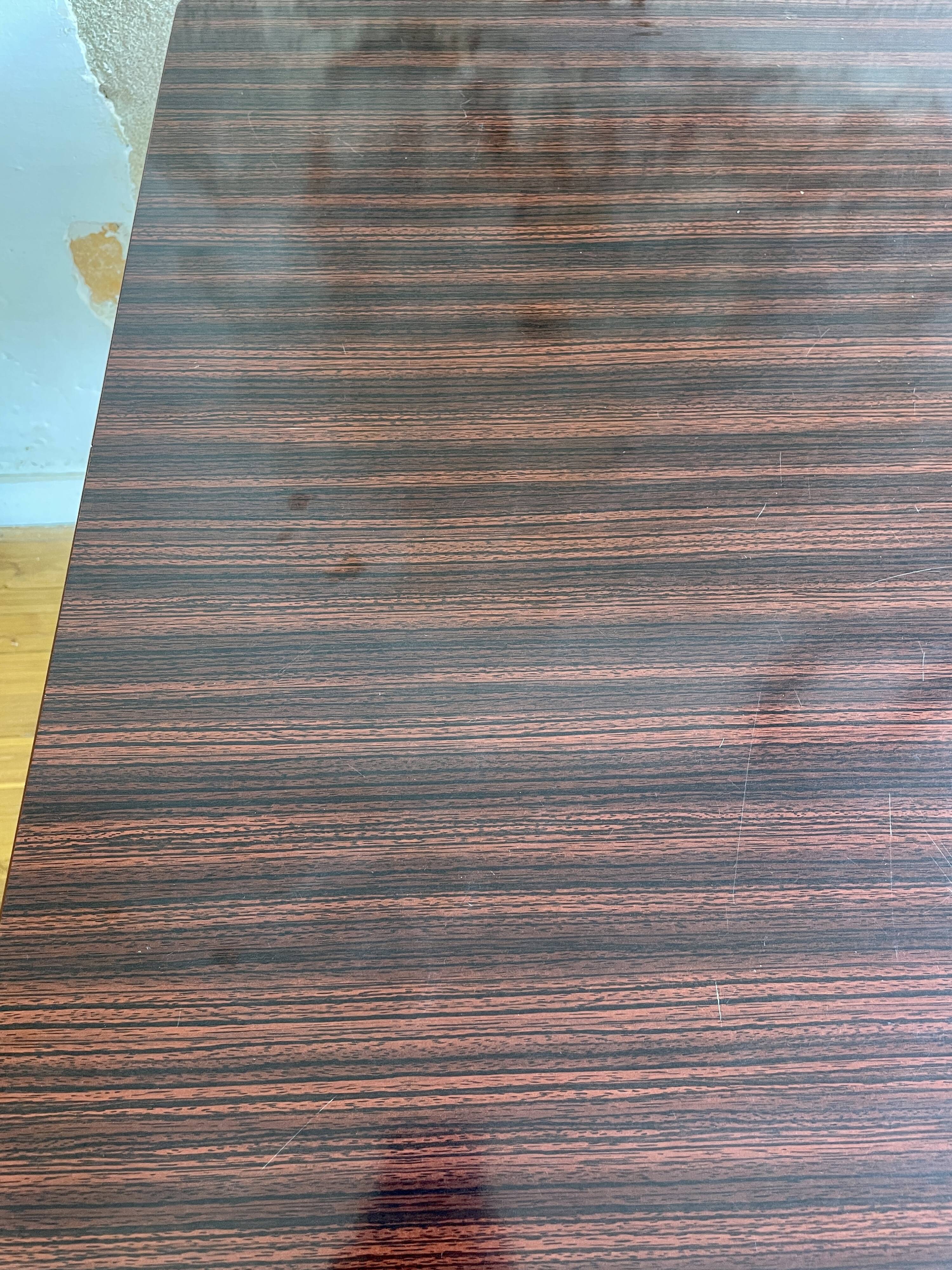 Extendable dining table compass feet