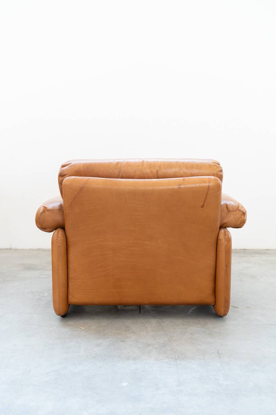 Pair of armchairs with cognac-colored pouf, "Coronado" model by Afra & Tobia scarpa for B&B It