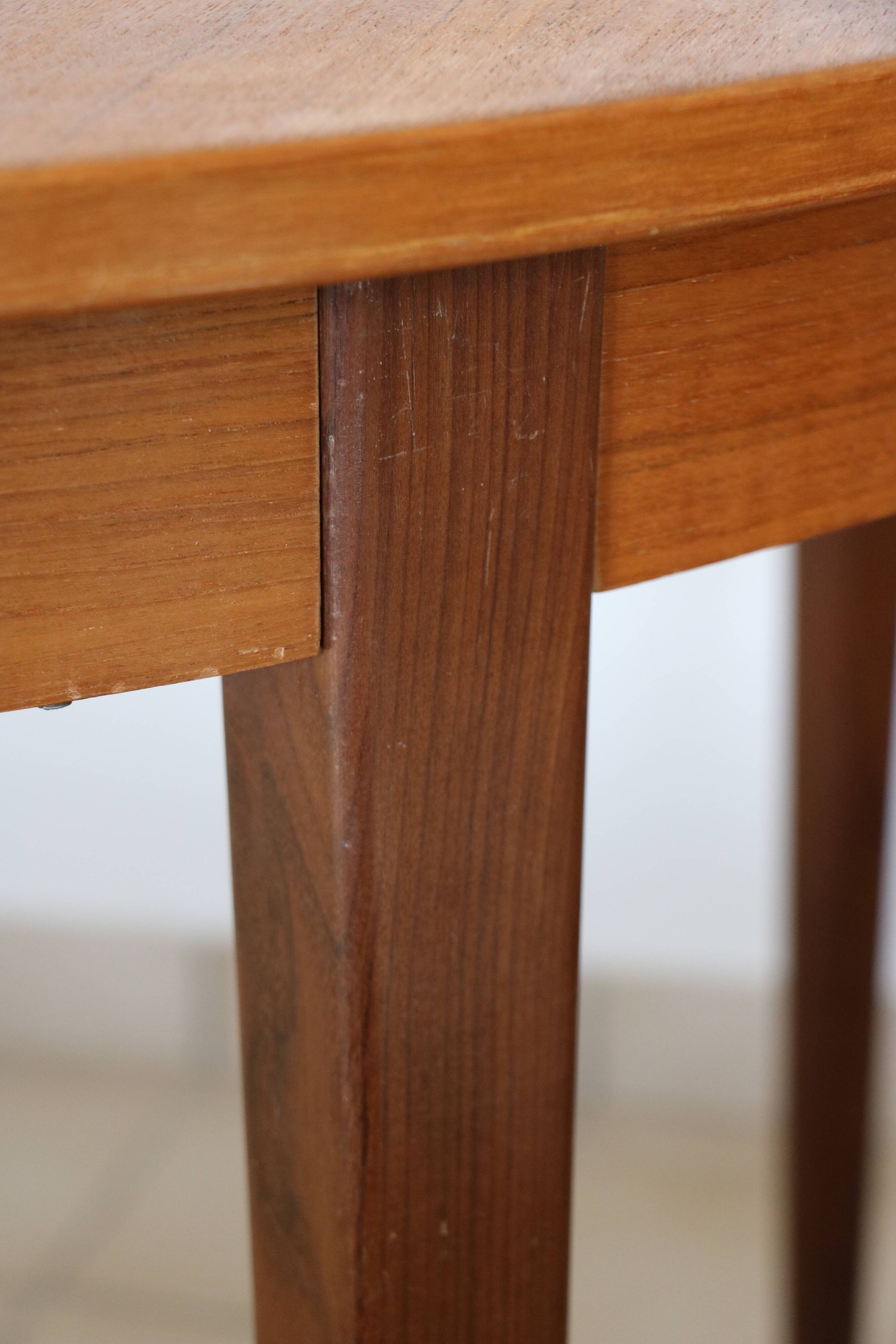 Extendable round table with butterfly extension system