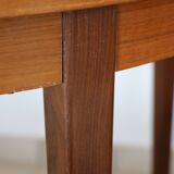 Extendable round table with butterfly extension system