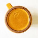 2 tasses en céramique émaillée jaune, signées