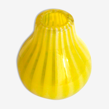 Vase art déco en verre tout petit forme boule à rayures jaunes et opalescentes