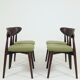 Ensemble de 4 chaises de salle à manger, bouclè vert avocat et bois foncé.