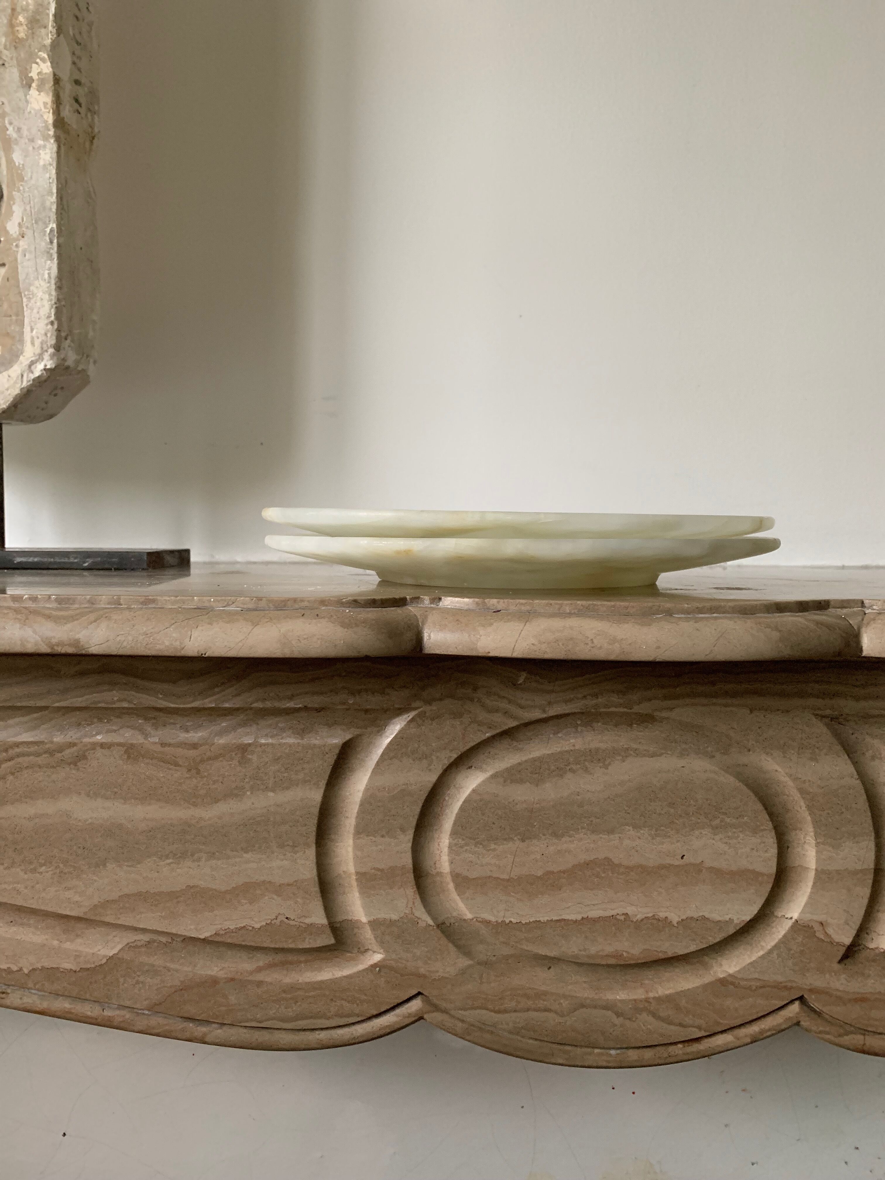 Two plates in albatre pierr