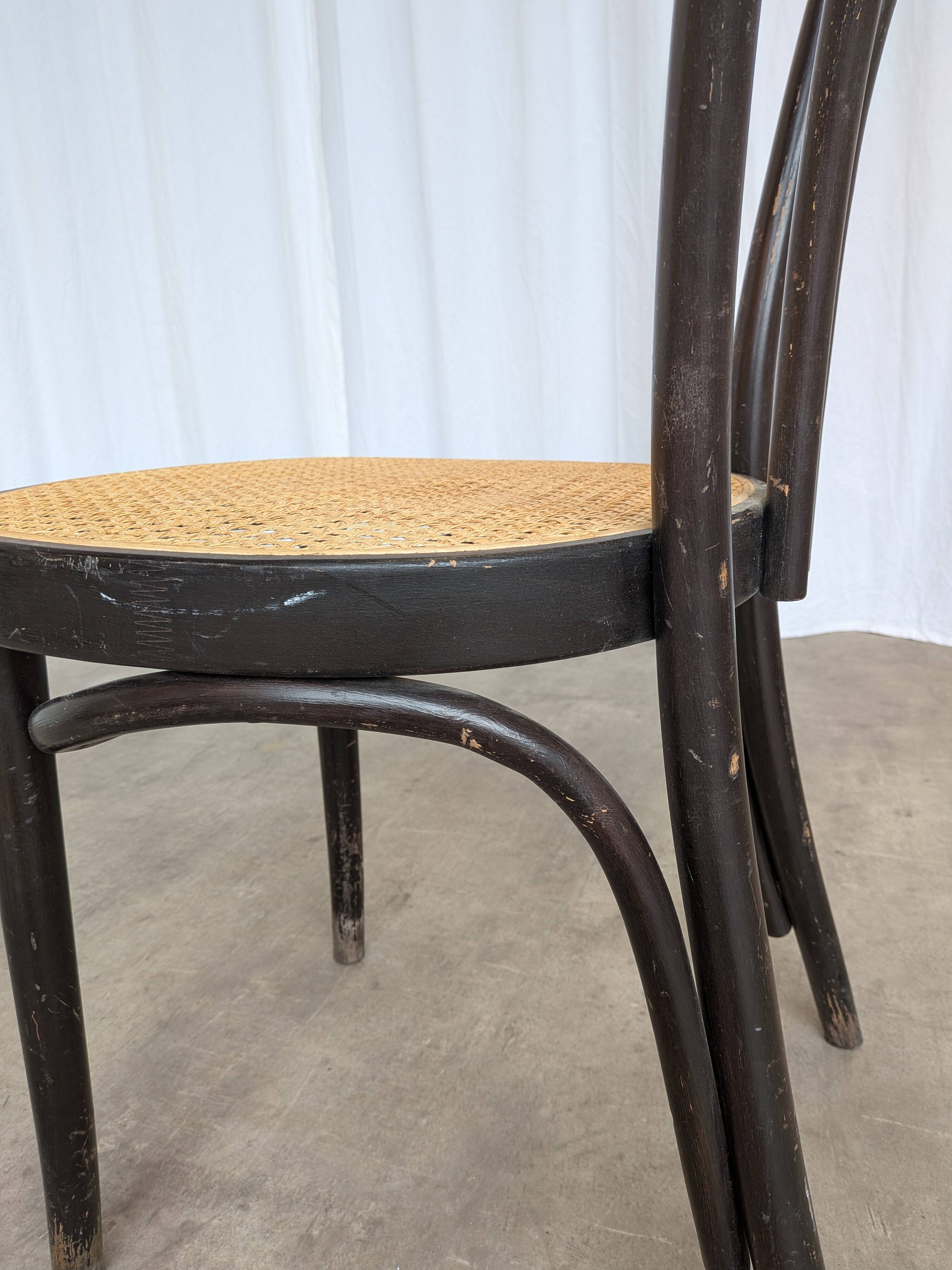 Chaise de salle à manger vintage en bois cintré : siège en osier noir de style Thonet