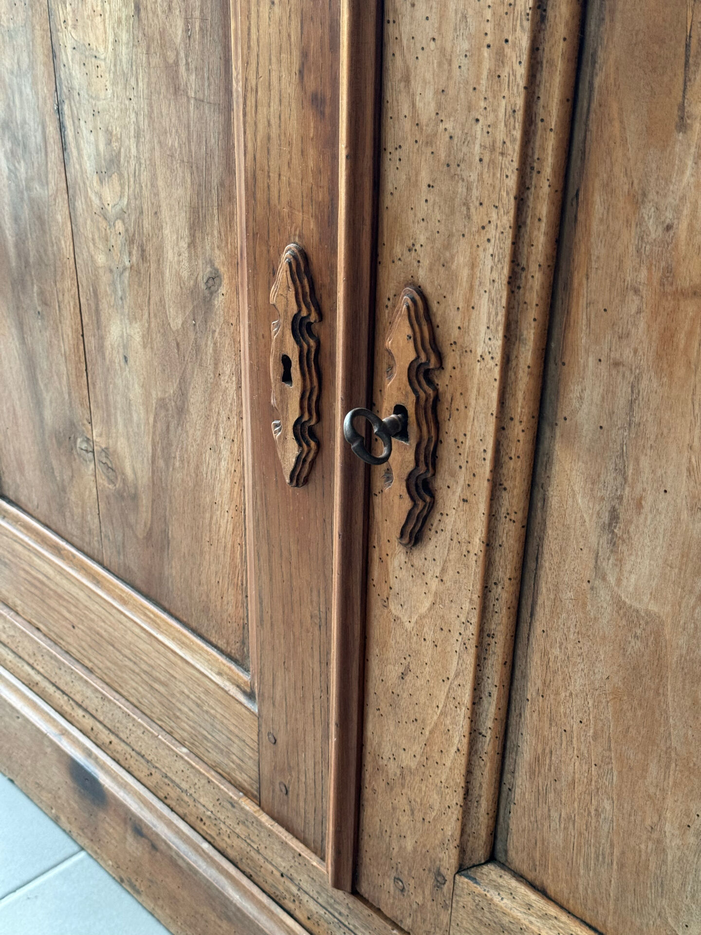 Buffet ancien avec plateau en marbre
