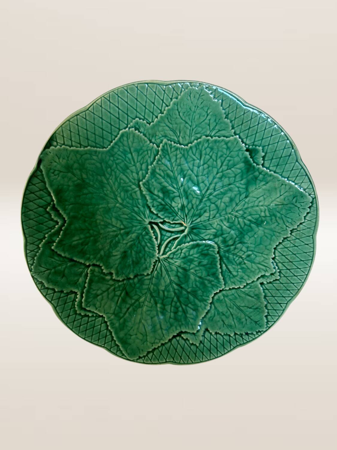 Set of 6 green earthenware dessert plates, vine leaf pattern.