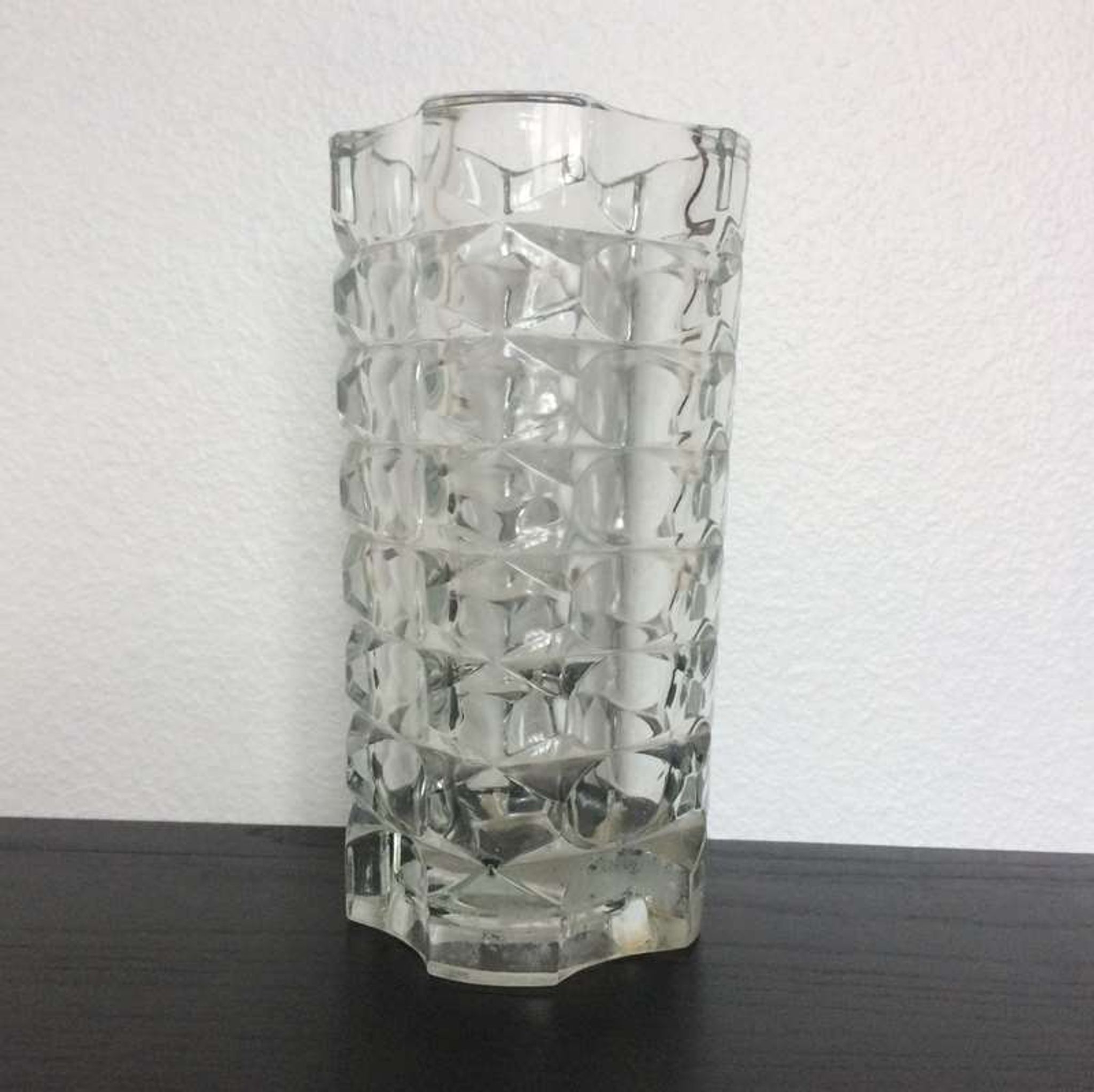 Vase en verre taillé