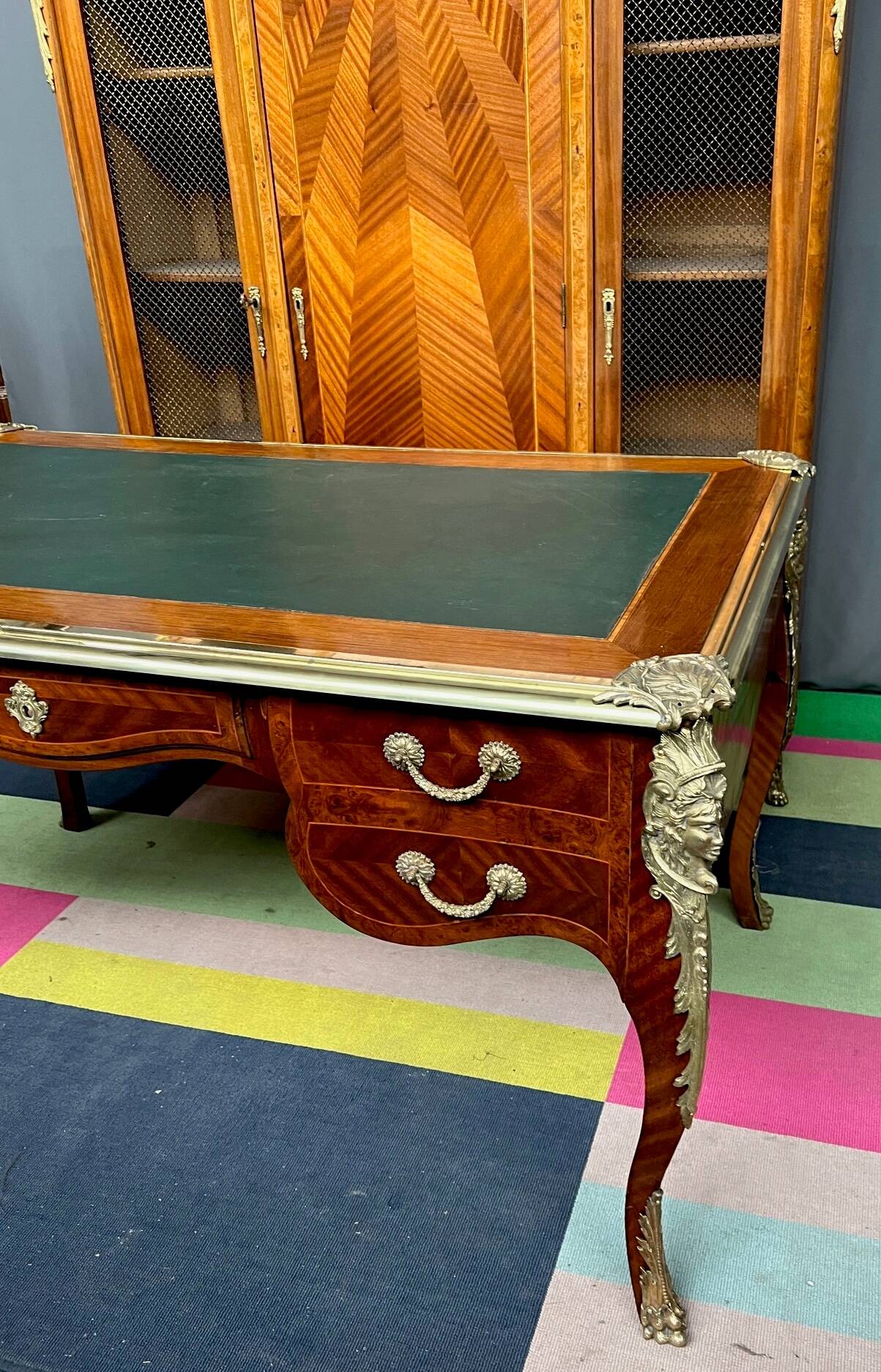 Louis XV style desk. Marquetry, gilded bronze.