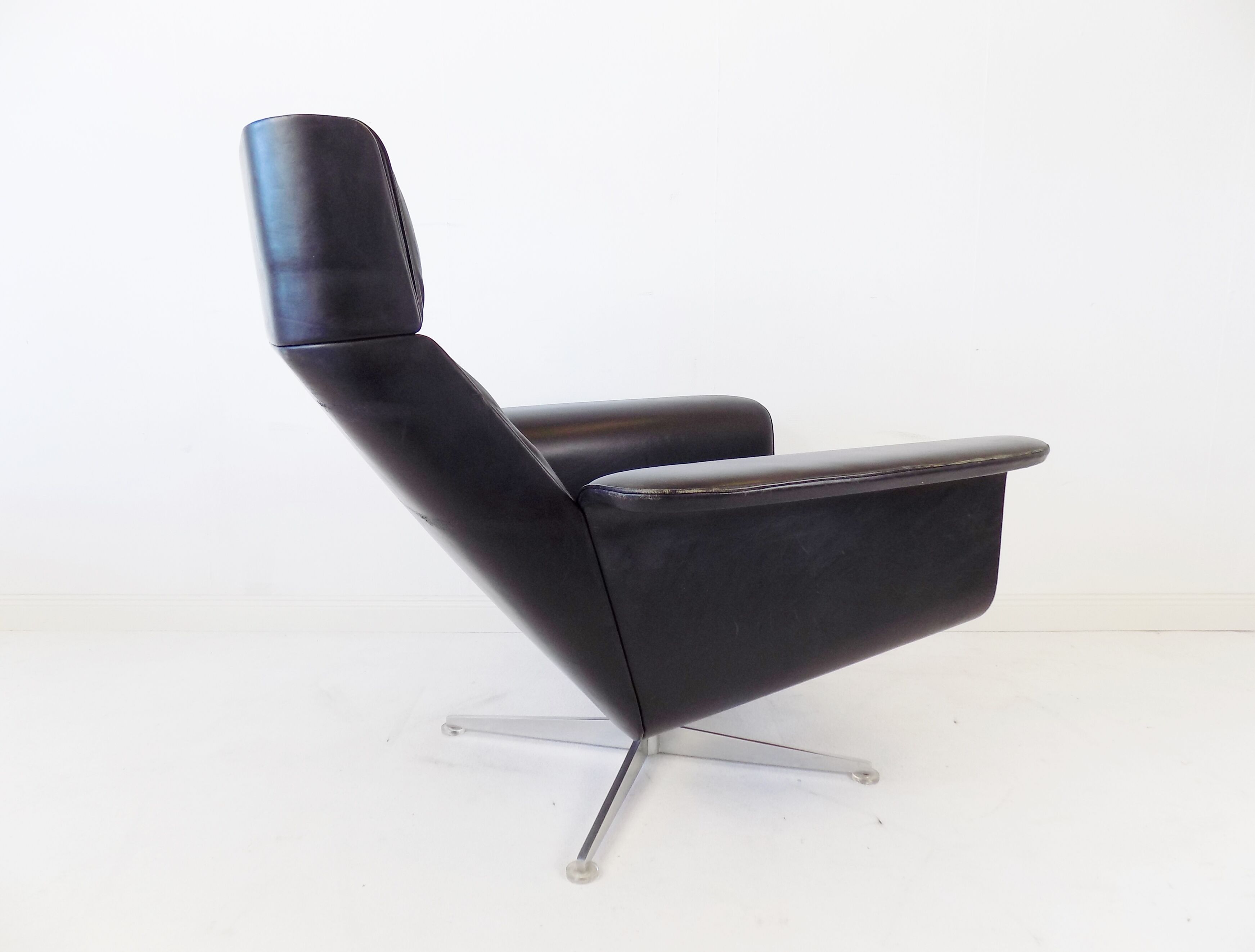 Fauteuil Kaufeld Siesta 62 en cuir noir par Jacques Brule