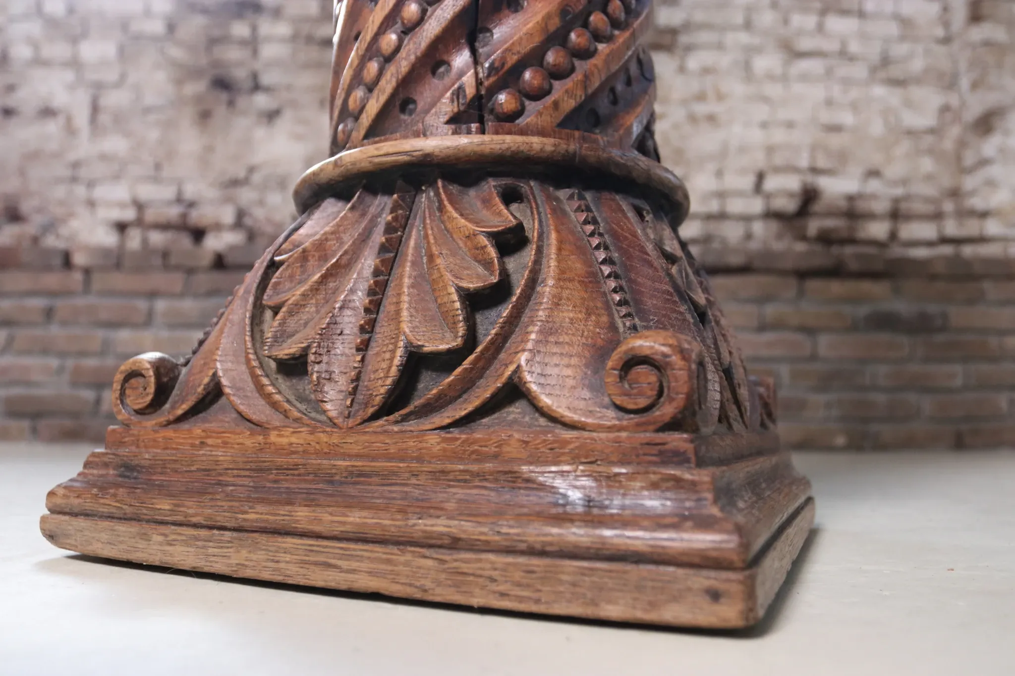 Carved oak column with twisted shaft, beads and acanthus – 19th c.