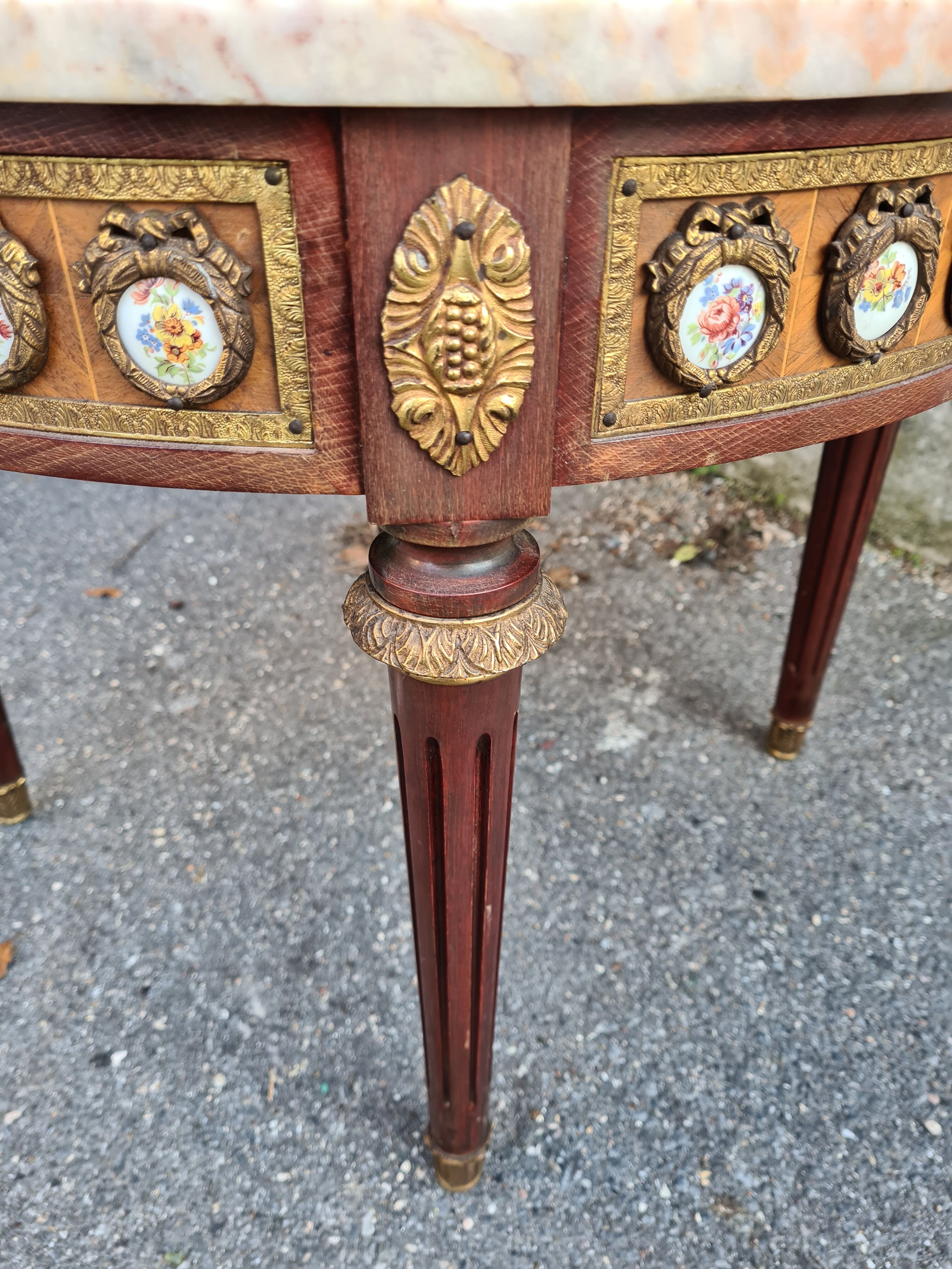 Louis XVI mahogany coffee table and porcelain decoration