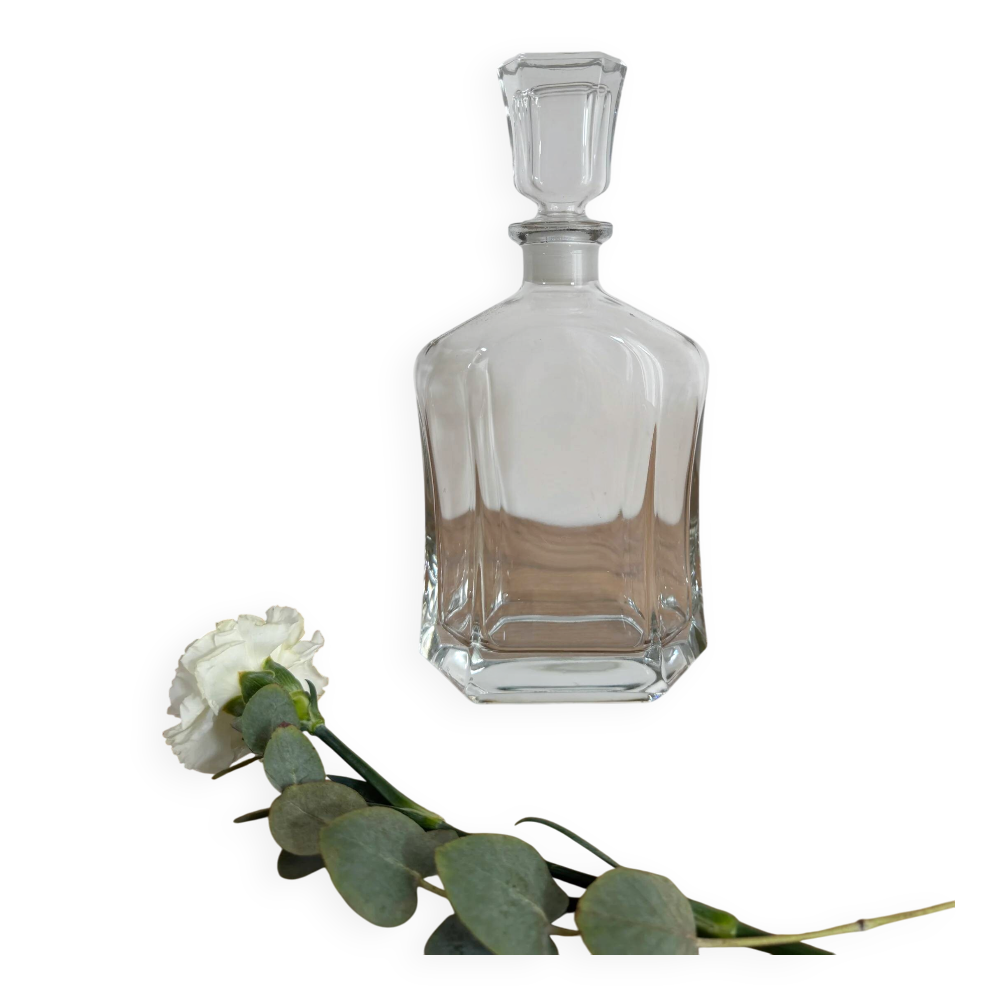 Transparent whisky carafe