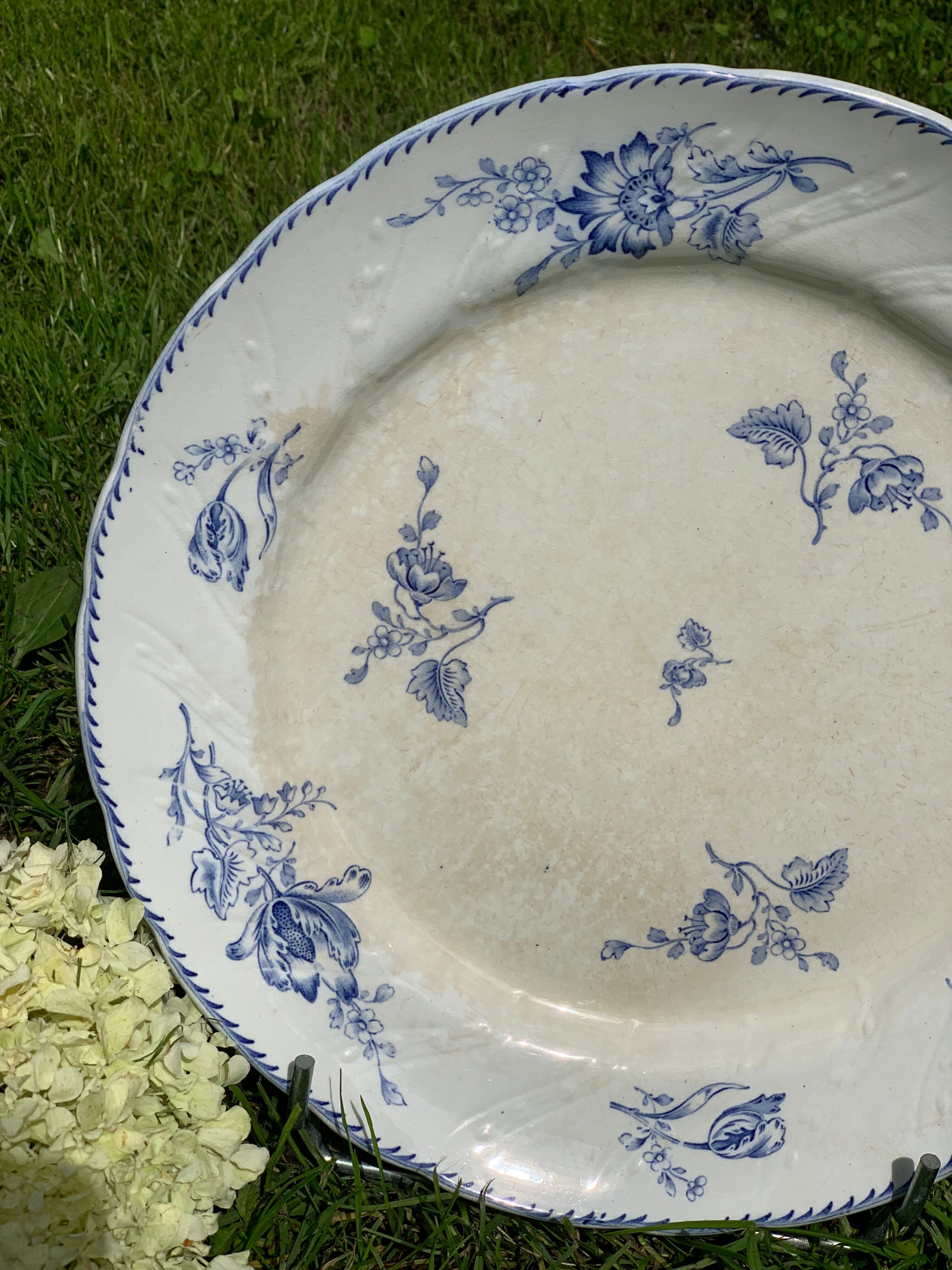 Old round dish in earthenware, Keller and Guérin in Lunéville service Saxony